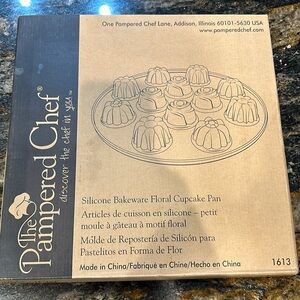 Pampered Chef Silicone Bakeware Floral Cupcake Pan